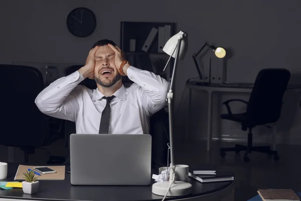 Homem estressado no local de trabalho tarde da noite — Fotografia de Stock