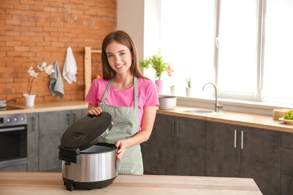 Женщина с современной мульти-плита на кухне — стоковое фото