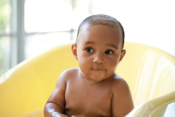 Маленькая афроамериканская детская стирка в ванной дома — стоковое фото