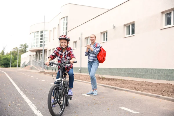 Mother proud of her daughter who learned to ride bicycle outdoors — Stock Photo, Image