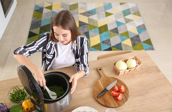 Mulher usando fogão multi moderno na cozinha — Fotografia de Stock