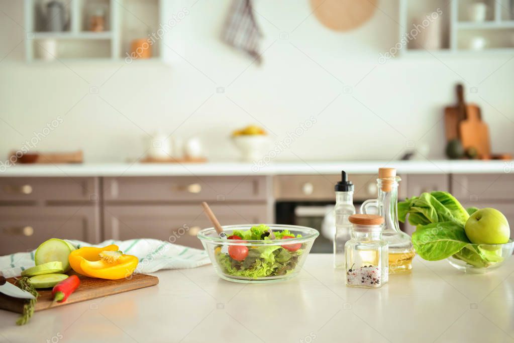 Ciotola con insalata e ingredienti sul tavolo della cucina - Foto Stock:  Foto, Immagini © serezniy 308324010