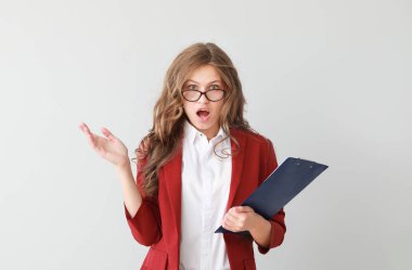 Hafif arka planda şok genç iş kadını portresi