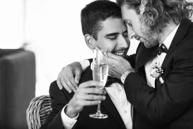 Evde kendi düğün gününde mutlu eşcinsel çiftin siyah beyaz portre