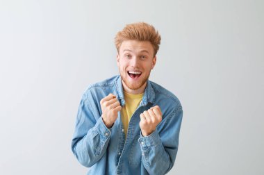 Hafif arka planda mutlu genç adam