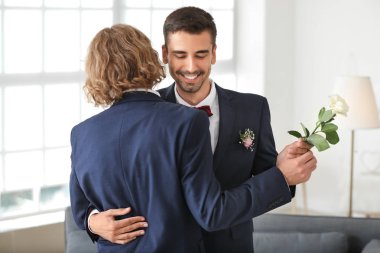 Evde onların düğün gününde Mutlu eşcinsel çift