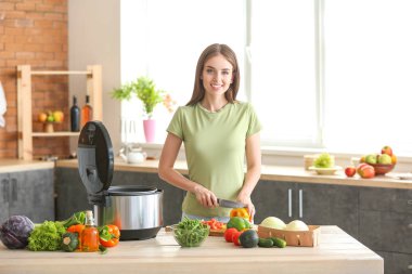 Kadın çok ocakta güveç için sebze kesme