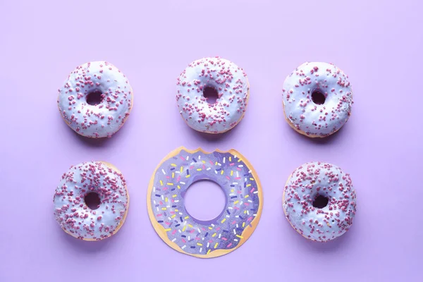 Donuts savoureux sur fond de couleur. Concept d'unicité — Photo