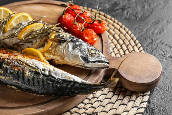 Tabla con pescado de caballa al horno en la mesa —  Fotos de Stock