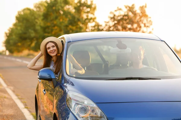 Happy couple traveling by car — Stock Photo, Image