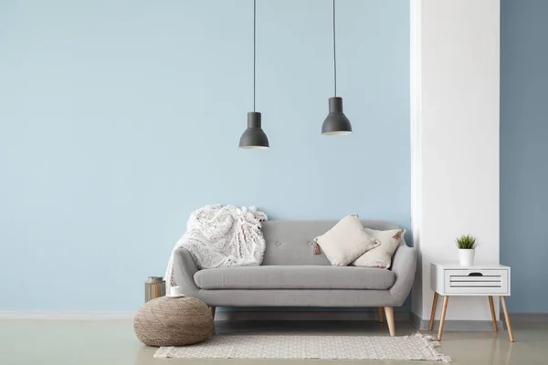 Belső tér modern szoba kényelmes kanapéval — Stock Fotó