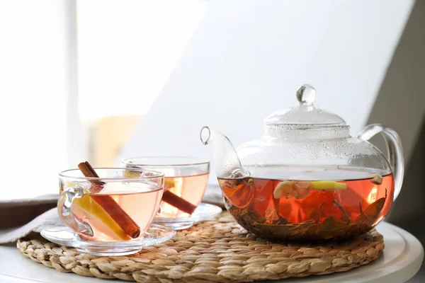 Чашки и чайник с горячим напитком на столе в номере — стоковое фото