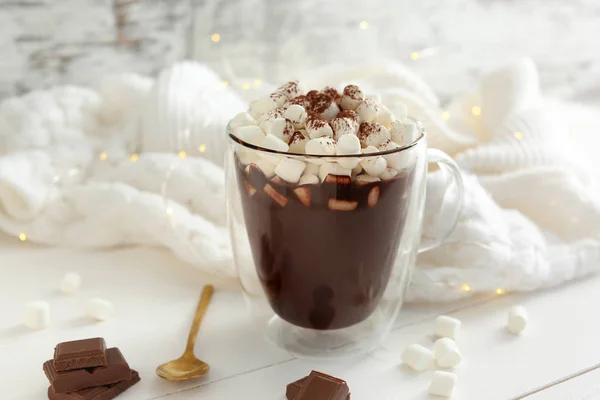 Чашка горячего шоколада с зефиром на белом столе — стоковое фото