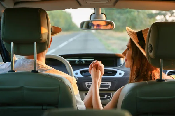 Joyeux couple assis dans leur nouvelle voiture — Photo