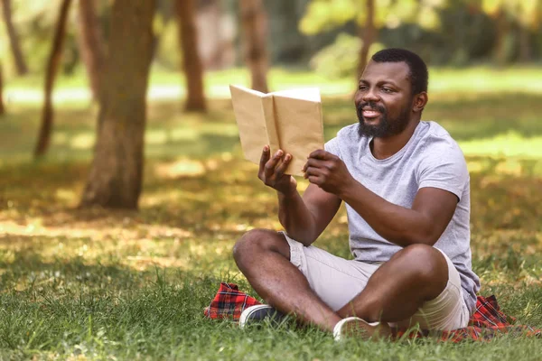 Afro-Américain livre de lecture dans le parc — Photo