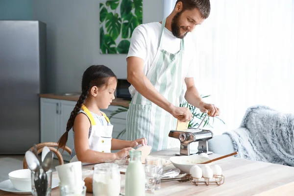 Father with little daughter cooking together in kitchen — Stock Photo, Image