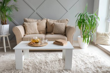 Tropikal houseplants, masa ve kanepe ile oda şık iç