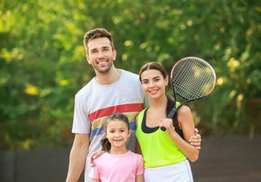 Tenis kortundaki mutlu aile