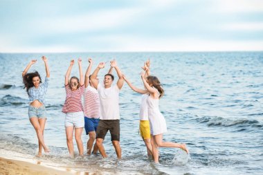 Tatil beldesinde deniz plajında Mutlu arkadaşlar