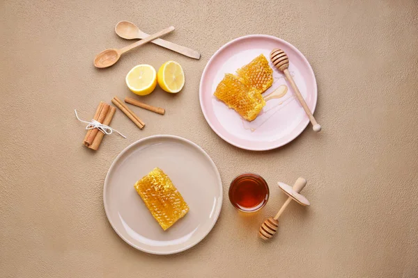 Komposition med söt honung på färg bakgrund — Stockfoto