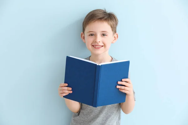 Liten gutt leser bok om fargebakgrunn – stockfoto