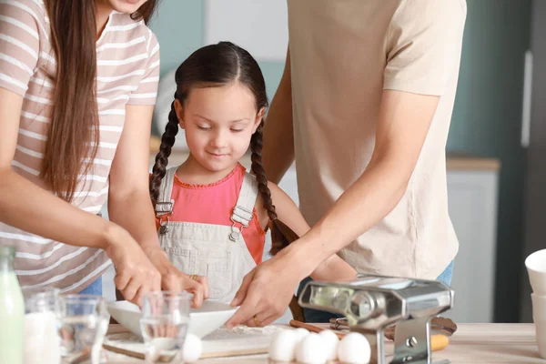 Little girl with parents cooking in kitchen — Stock Photo, Image