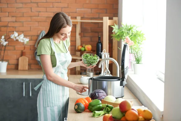 Mulher usando fogão multi moderno na cozinha — Fotografia de Stock