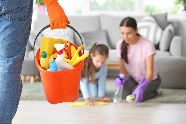 Man och hans familj städning platt — Stockfoto