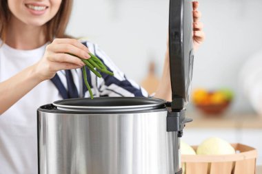 Kadın mutfakta modern çoklu ocak kullanarak