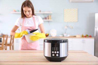 Kadın mutfakta modern çok ocak temizlik