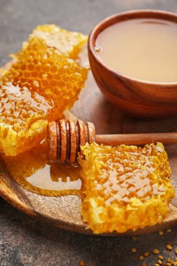 Masada bal, tarak ve dipper ile Kase