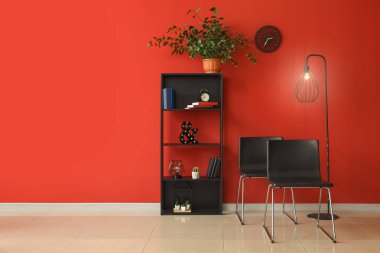 Raf ünitesi, sandalye ve lamba renk duvara yakın