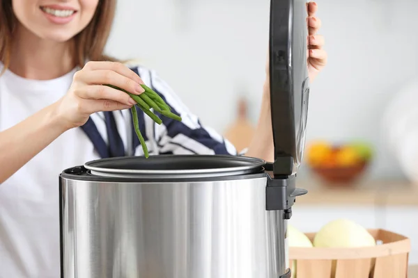 Vrouw met behulp van moderne multi fornuis in de keuken — Stockfoto