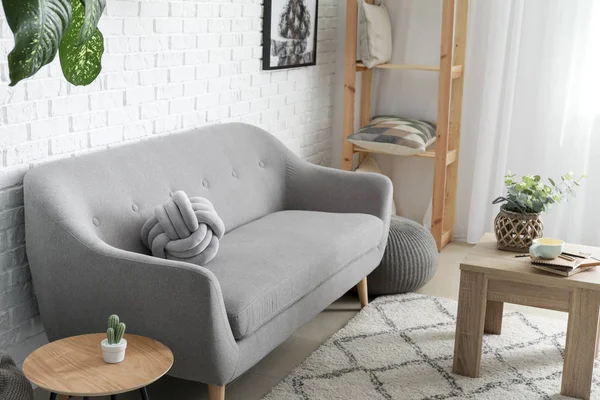 Elegante interior de la habitación con sofá suave —  Fotos de Stock