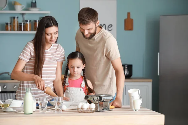 Young family cooking together in kitchen — Stock Photo, Image