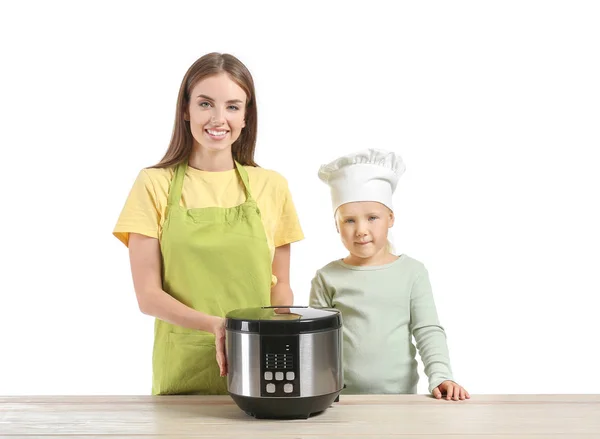 Mujer y su hijita con cocina multi moderna sobre fondo blanco — Foto de Stock
