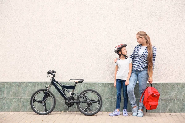 Γυναίκα και η μικρή κόρη της με ποδήλατο σε εξωτερικούς χώρους — Φωτογραφία Αρχείου
