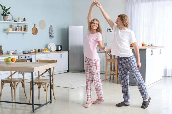Mutfakta dans eden mutlu genç çift. — Stok fotoğraf