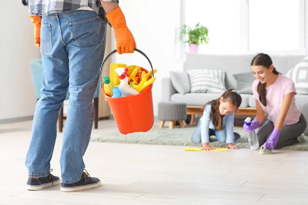 Hombre y su familia limpiando piso — Foto de Stock