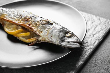 Masada pişmiş uskumru balık ile Tabak, closeup