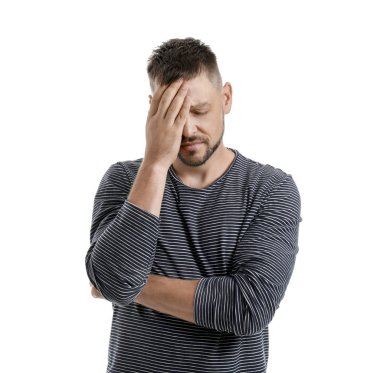 Beyaz arka planda stresli adam