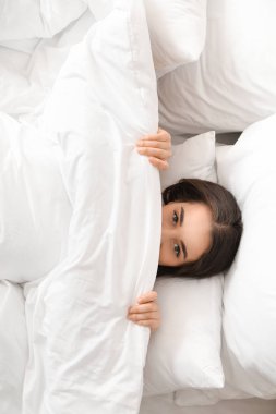 Yatakta güzel genç bir bayanın sabahı