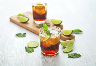 Masada soğuk kola, kireç ve nane bardak