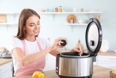 Kadın mutfakta modern çoklu ocak kullanarak