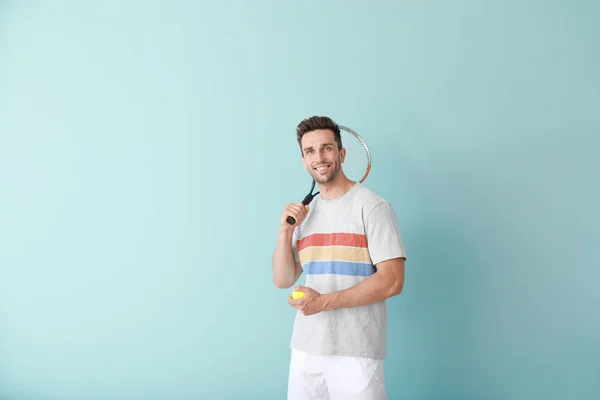 Handsome tennis player on color background — Stock Photo, Image