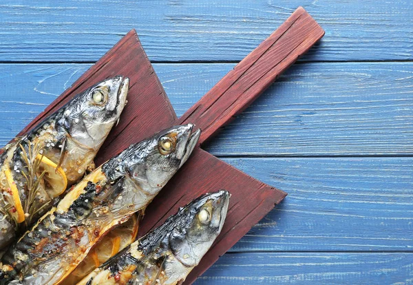 Plateau avec poisson maquereau cuit sur table en bois — Photo
