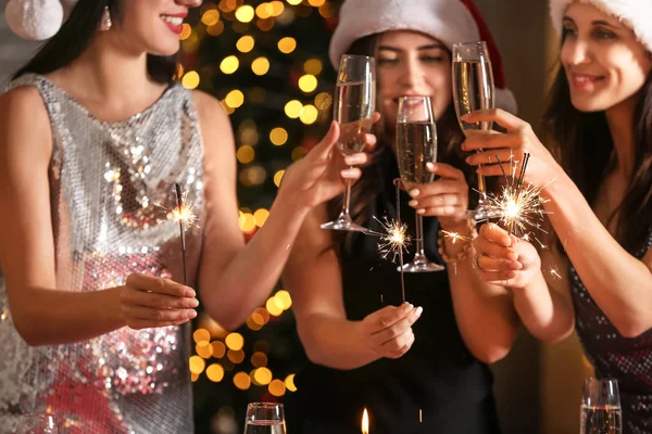 快乐的女人与圣诞火花和香槟酒杯在党 — 图库照片