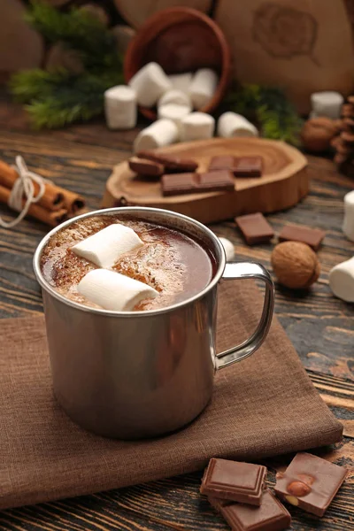 Xícara de chocolate quente com marshmallows no fundo de madeira — Fotografia de Stock