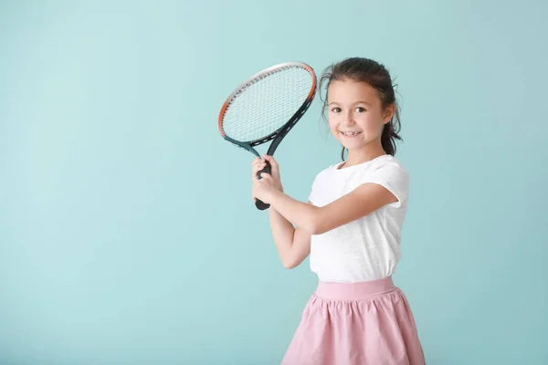 Mała dziewczynka z rakietą tenisową na kolorowym tle — Zdjęcie stockowe