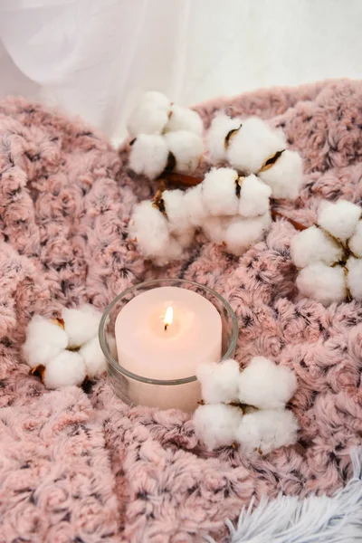 Hermosa vela ardiente con flores de algodón en cuadros — Foto de Stock